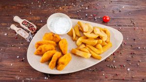 Nuggets de pui în pesmet galben cu cartofi pai
