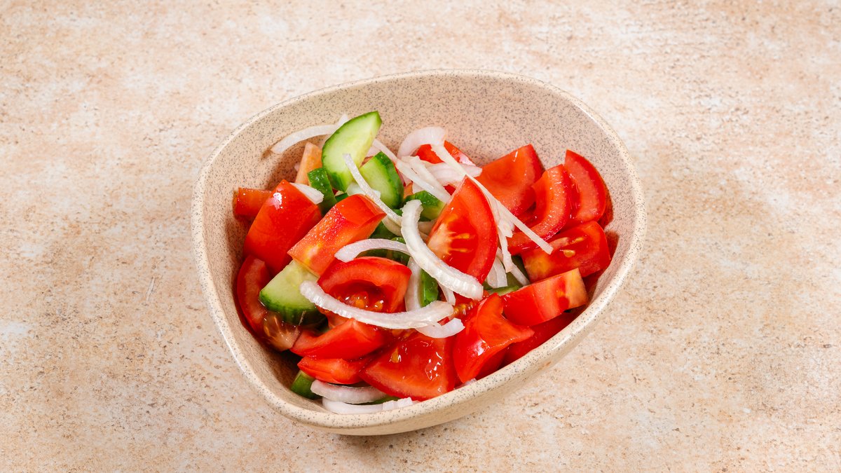 Salată de roșii, castraveți și ceapă