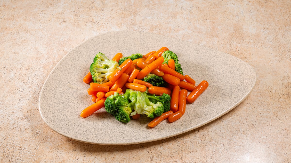 Sote de broccoli cu morcovei baby