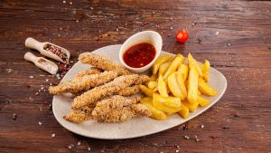 Crispy în pesmet cu semințe și ceapă și cartofi pai