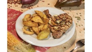 Pastramă de porc cu cartofi prajiti