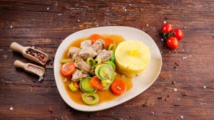 Porc fraged cu piure și ceapă verde