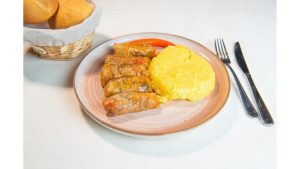 Sărmăluțe de ciuperci în foi de viță cu mămăligă