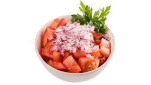 Salată de roșii, telemea de oi și ceapă