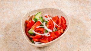 Salată de roșii, castraveți și ceapă
