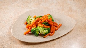 Sote de broccoli cu morcovei baby